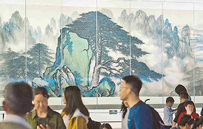 廣東美術百年大展在滬人氣火爆 精品力作匯聚一堂 中外游客排隊打卡